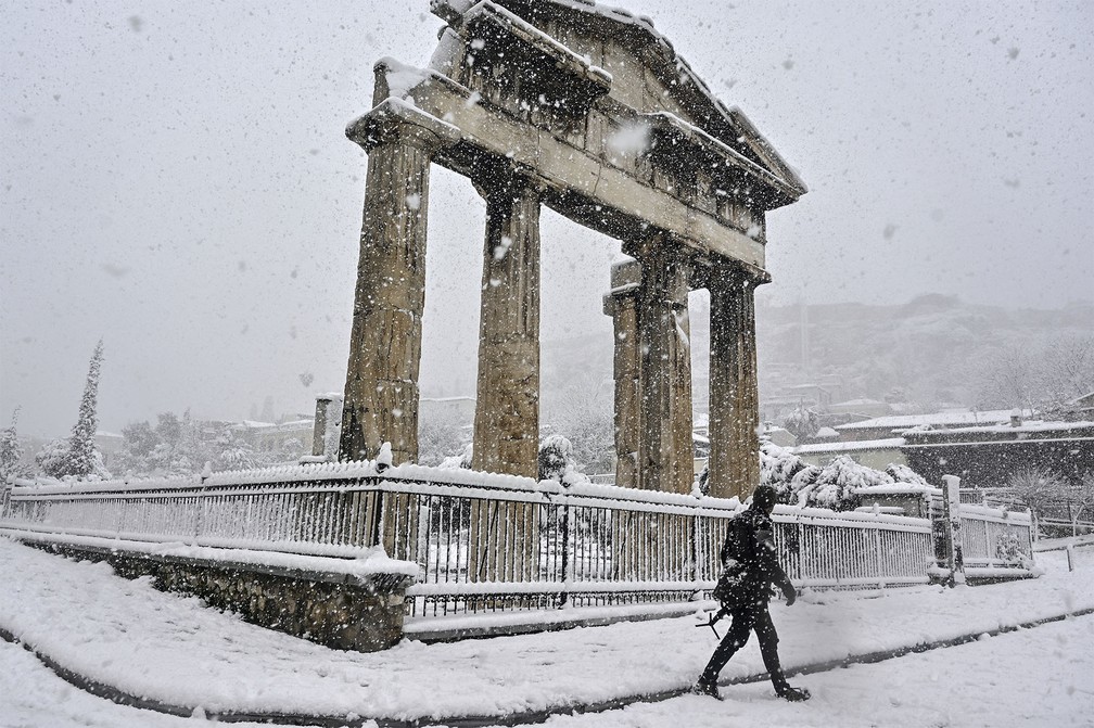 revistacarpediem.com - Grécia registra maior nevasca em mais de uma década e tem rara cena de Acrópole coberta por neve