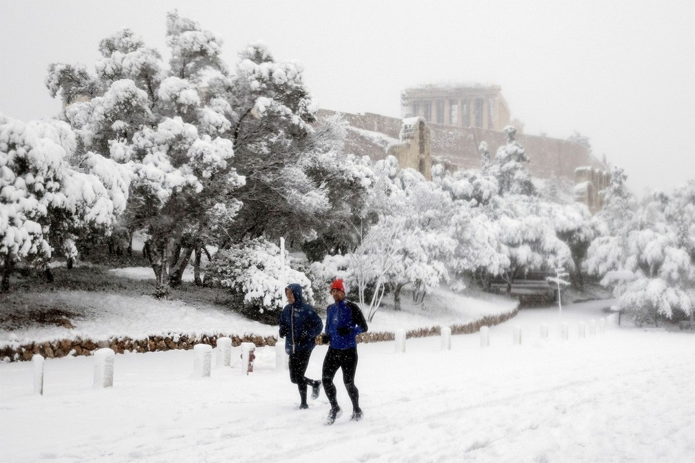 revistacarpediem.com - Grécia registra maior nevasca em mais de uma década e tem rara cena de Acrópole coberta por neve