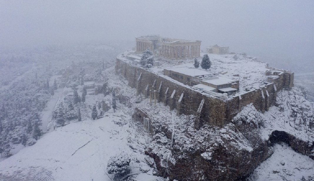 Grécia registra maior nevasca em mais de uma década e tem rara cena de Acrópole coberta por neve