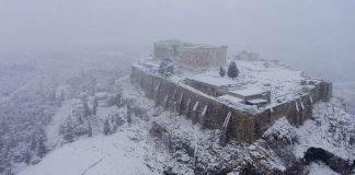 Grécia registra maior nevasca em mais de uma década e tem rara cena de Acrópole coberta por neve