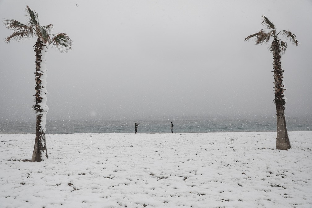 revistacarpediem.com - Grécia registra maior nevasca em mais de uma década e tem rara cena de Acrópole coberta por neve