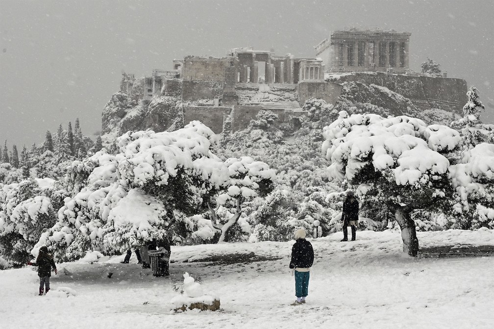 revistacarpediem.com - Grécia registra maior nevasca em mais de uma década e tem rara cena de Acrópole coberta por neve