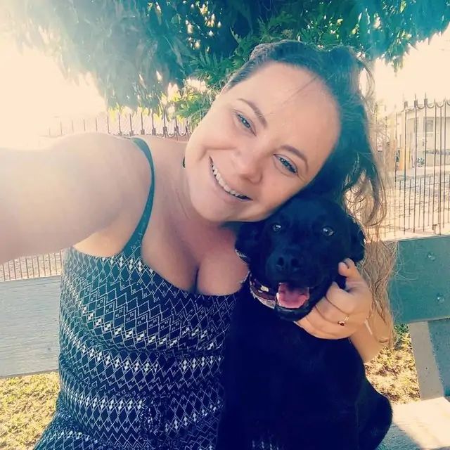 revistacarpediem.com - Cachorro que tem lar divide seu pequeno cobertor com cãozinho abandonado