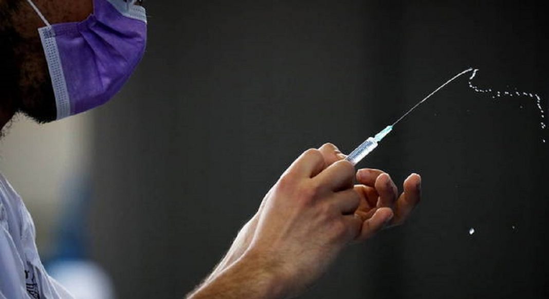 Médico suspeito de tomar duas doses de vacina é investigado em Pernambuco