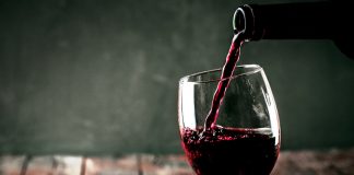Ácido tânico, presente em vinhos, pode inibir infecções por Covid-19, sugere estudo