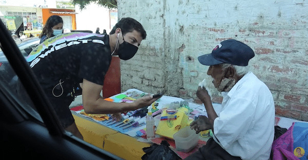 revistacarpediem.com - Youtuber comprou toda a mercadoria de um ambulante com 93 anos que n&atilde;o havia vendido nada no dia