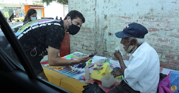 revistacarpediem.com - Youtuber comprou toda a mercadoria de um ambulante com 93 anos que não havia vendido nada no dia