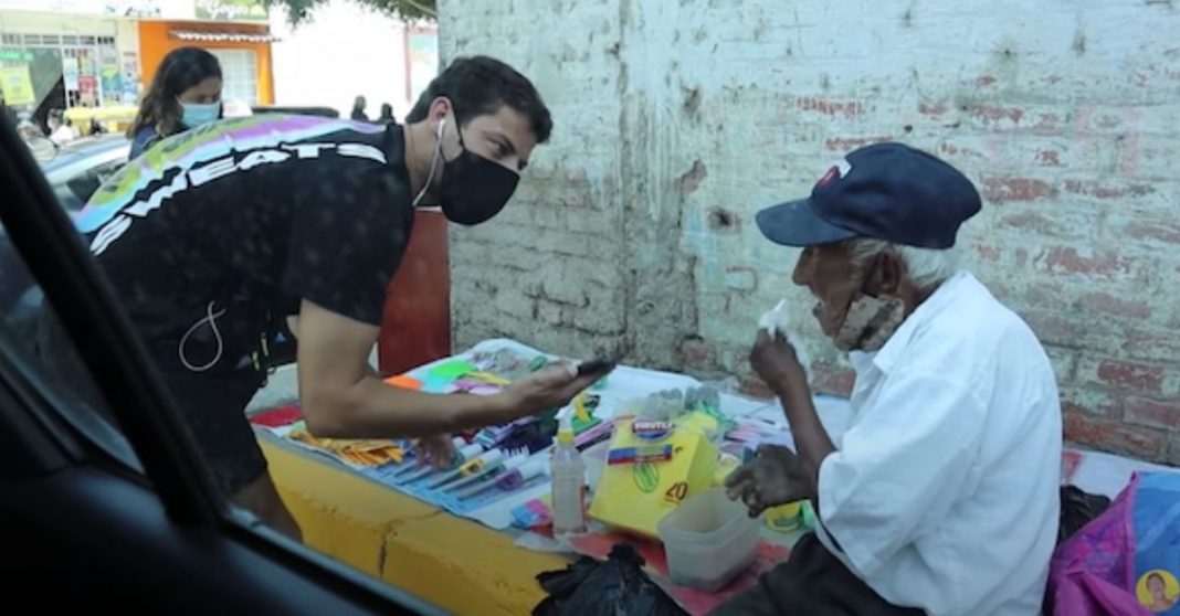 Youtuber comprou toda a mercadoria de um ambulante com 93 anos que não havia vendido nada no dia