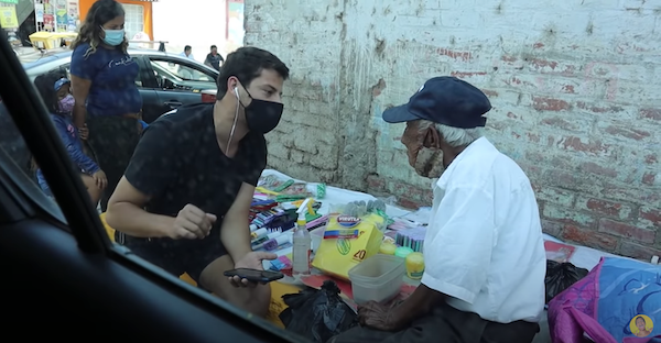 vendedor ambulante 93 anos 2 - Youtuber comprou toda a mercadoria de um ambulante com 93 anos que não havia vendido nada no dia