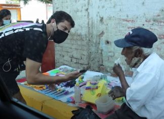 Youtuber comprou toda a mercadoria de um ambulante com 93 anos que não havia vendido nada no dia