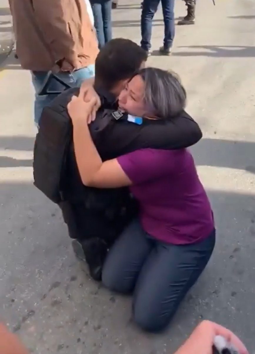 vitima scaled - Policial se abraça à vítima logo após salvá-la de sequestrador, no Rio