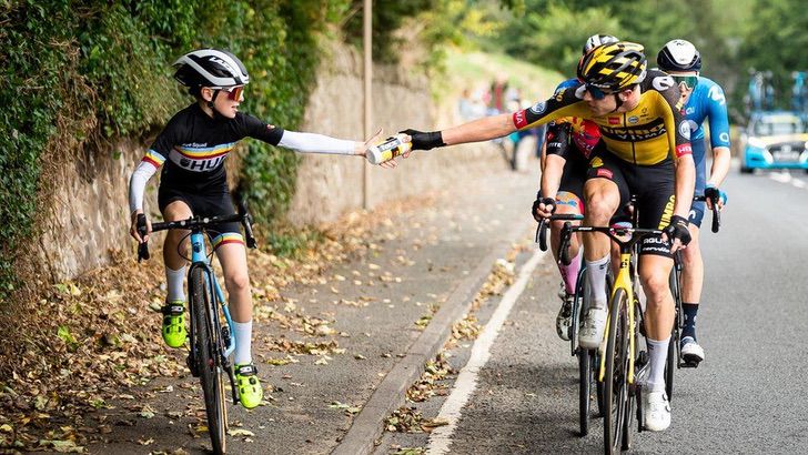 revistacarpediem.com - Menino que participou de competição de ciclismo é convidado ao pódio por atletas vencedores