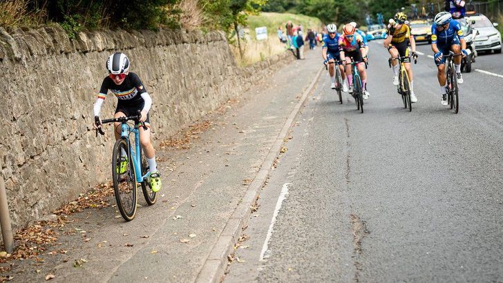 revistacarpediem.com - Menino que participou de competição de ciclismo é convidado ao pódio por atletas vencedores