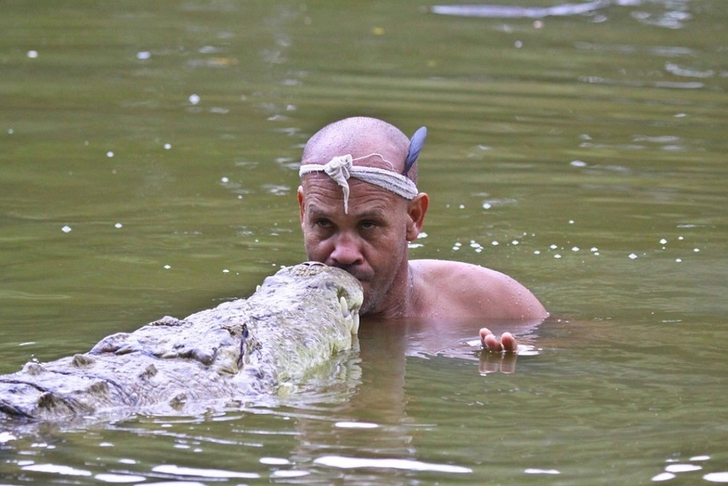 deru0000 - Homem acolhe crocodilo ferido e o cria como se fosse um filho há 20 anos