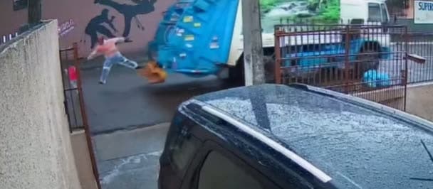 gari salva crianca  - Gari pula do caminhão de lixo e salva criança de ser atropelada!