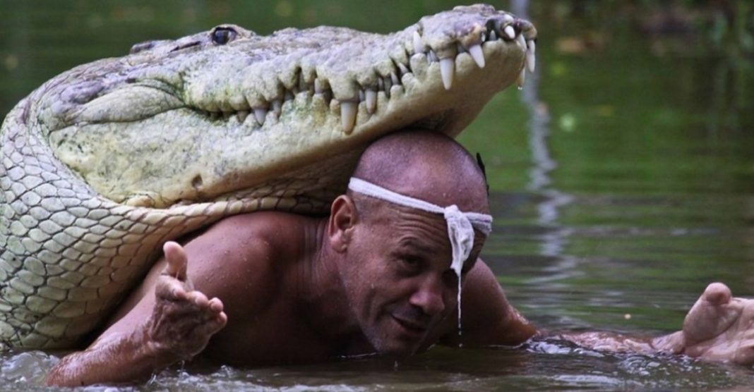 Homem acolhe crocodilo ferido e o cria como se fosse um filho há 20 anos