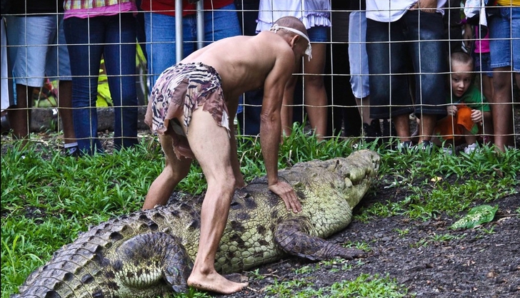 hombre amigo cocodrilo dos0000 - Homem acolhe crocodilo ferido e o cria como se fosse um filho há 20 anos