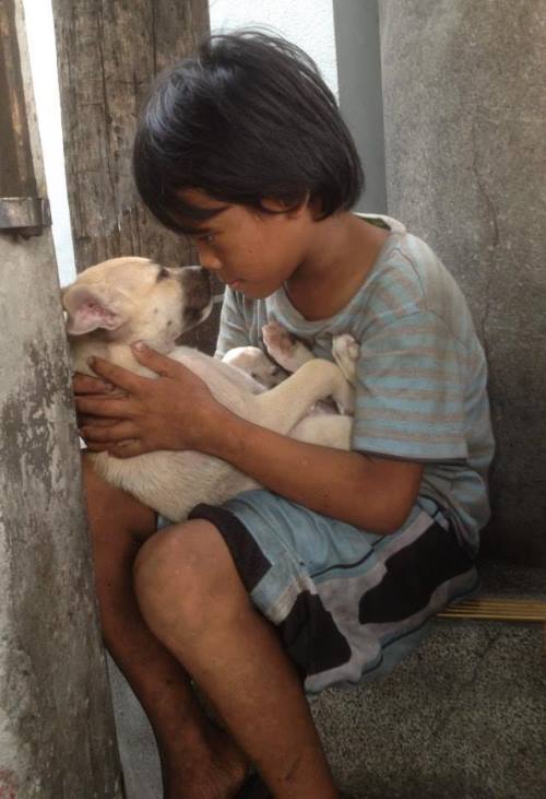 revistacarpediem.com - Menino em situação de rua faz amizade com cachorro sem-teto e decide acolhê-lo
