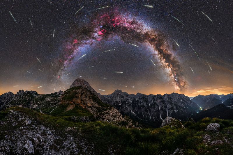 meteor shower swns released - Fotógrafo captura pico de chuva de meteoros com a galáxia da Via Láctea ao fundo: 'Extraordinário'