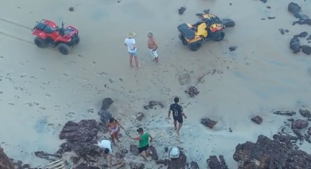 Turista cai de falésia na praia de Pipa (RN) ao dirigir  quadriciclo #VÍDEO