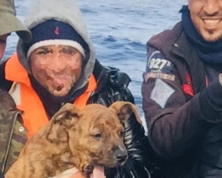 perro espana rescate balsa refugio inmigrante0002 - Nos braços do dono, cãozinho 'imigrante' chega de jangada ao litoral da Espanha
