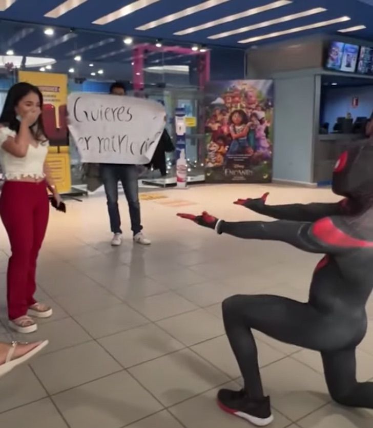 revistacarpediem.com - Jovem se disfarça de Homem-Aranha para pedir amiga em namoro no cinema, mas ela rejeita [VIDEO]