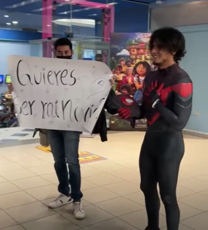 revistacarpediem.com - Jovem se disfarça de Homem-Aranha para pedir amiga em namoro no cinema, mas ela rejeita [VIDEO]