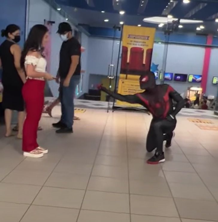 revistacarpediem.com - Jovem se disfarça de Homem-Aranha para pedir amiga em namoro no cinema, mas ela rejeita [VIDEO]