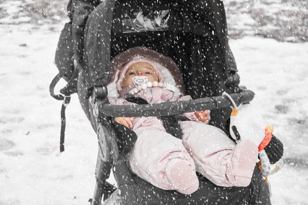 bebe neve - Bebês dormem do lado de fora, na neve, nos países nórdicos - e isso é aparentemente normal por lá