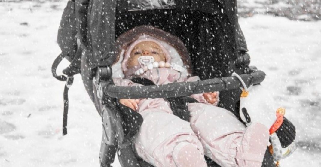 Bebês dormem do lado de fora, na neve, nos países nórdicos – e isso é aparentemente normal por lá