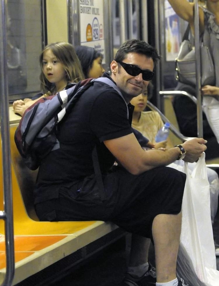 revistacarpediem.com - 9 famosos que continuam andando de ônibus e metrô mesmo sendo milionários