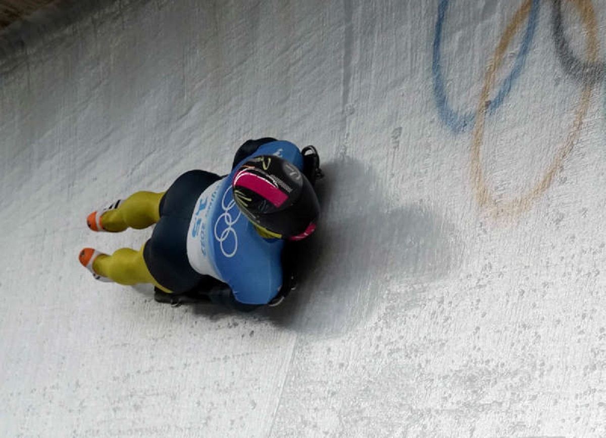 revistacarpediem.com - Atleta ucraniano do skeleton usa holofote olímpico para pedir paz em seu país