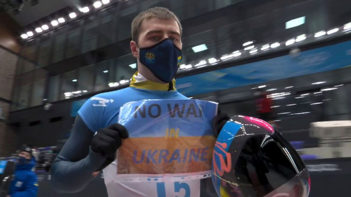 UCRANIANO2 - Atleta ucraniano do skeleton usa holofote olímpico para pedir paz em seu país