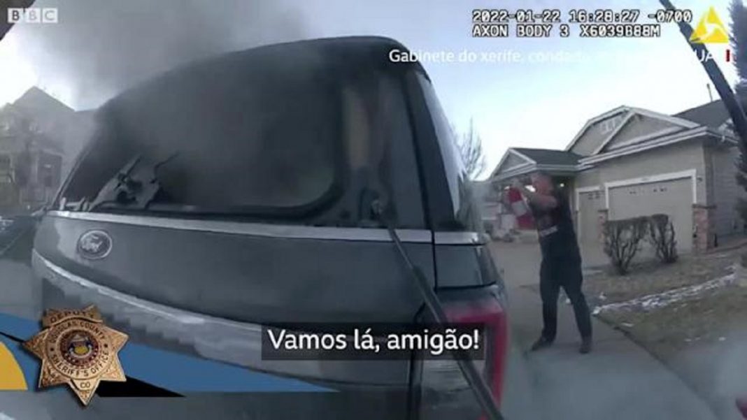VÍDEO: Policial resgata cão de carro em chamas nos EUA