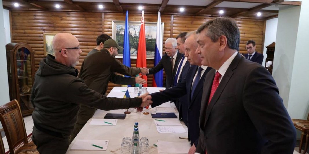 Aperto de mão na 2ª reunião entre ucranianos e russo (Foto: Reuters)